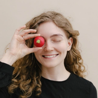 Yulya Pogrebetskaya with radish